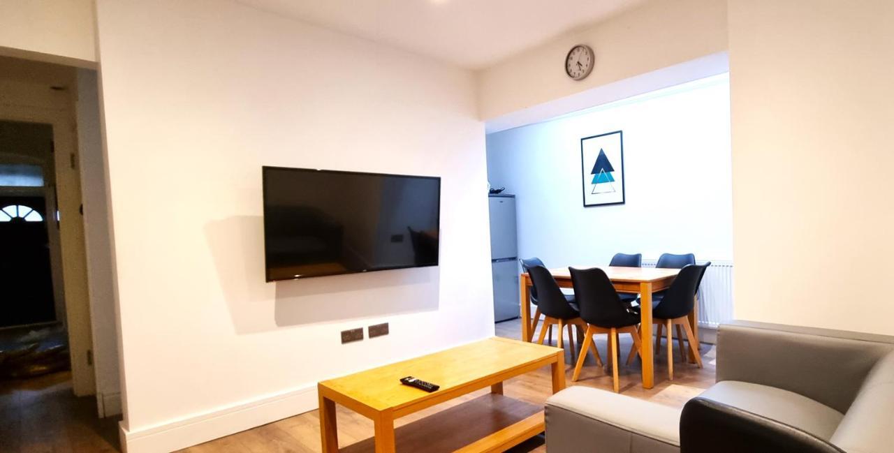 Spacious 6 Bedroom House, 4 Bathrooms, Central, 2 Parking Spaces Суиндон Экстерьер фото