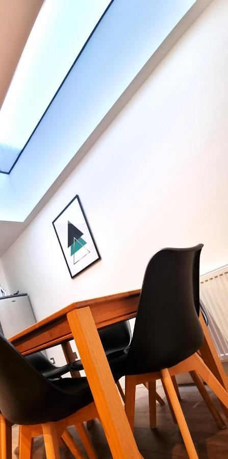 Spacious 6 Bedroom House, 4 Bathrooms, Central, 2 Parking Spaces Суиндон Экстерьер фото
