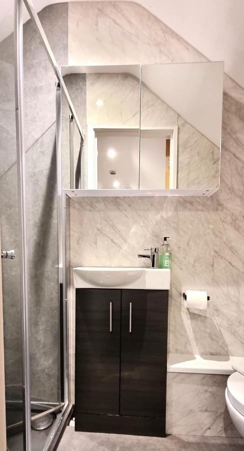 Spacious 6 Bedroom House, 4 Bathrooms, Central, 2 Parking Spaces Суиндон Экстерьер фото