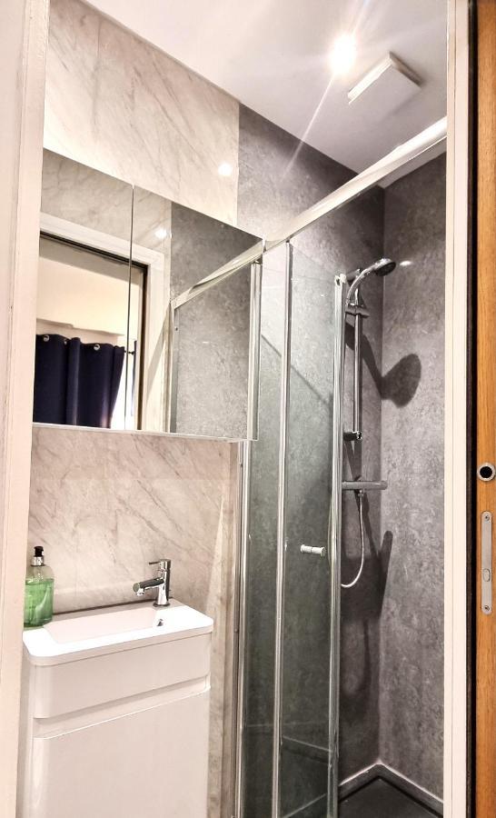 Spacious 6 Bedroom House, 4 Bathrooms, Central, 2 Parking Spaces Суиндон Экстерьер фото